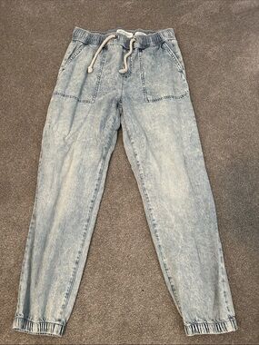 Women’s Light Wash Drawstring Jogger Jeans